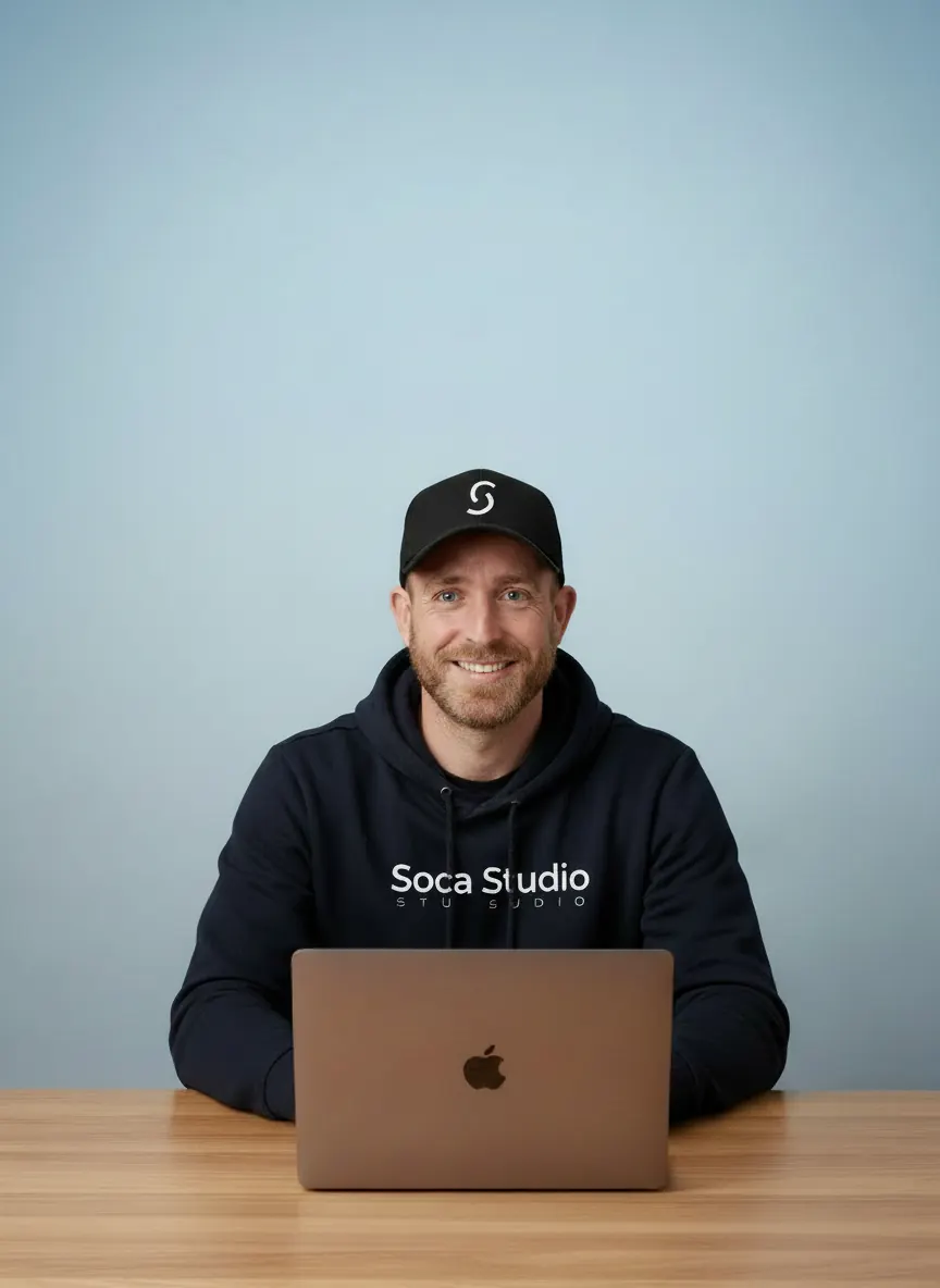 Le graphiste de Soca Studio à son bureau
